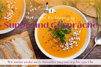 Suppenschüsseln mit Kürbissuppe und frischen Kräutern