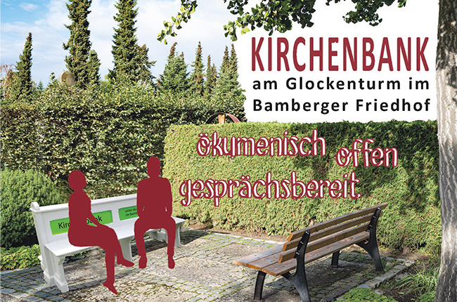 Kirchenbank vor grüner Hecke