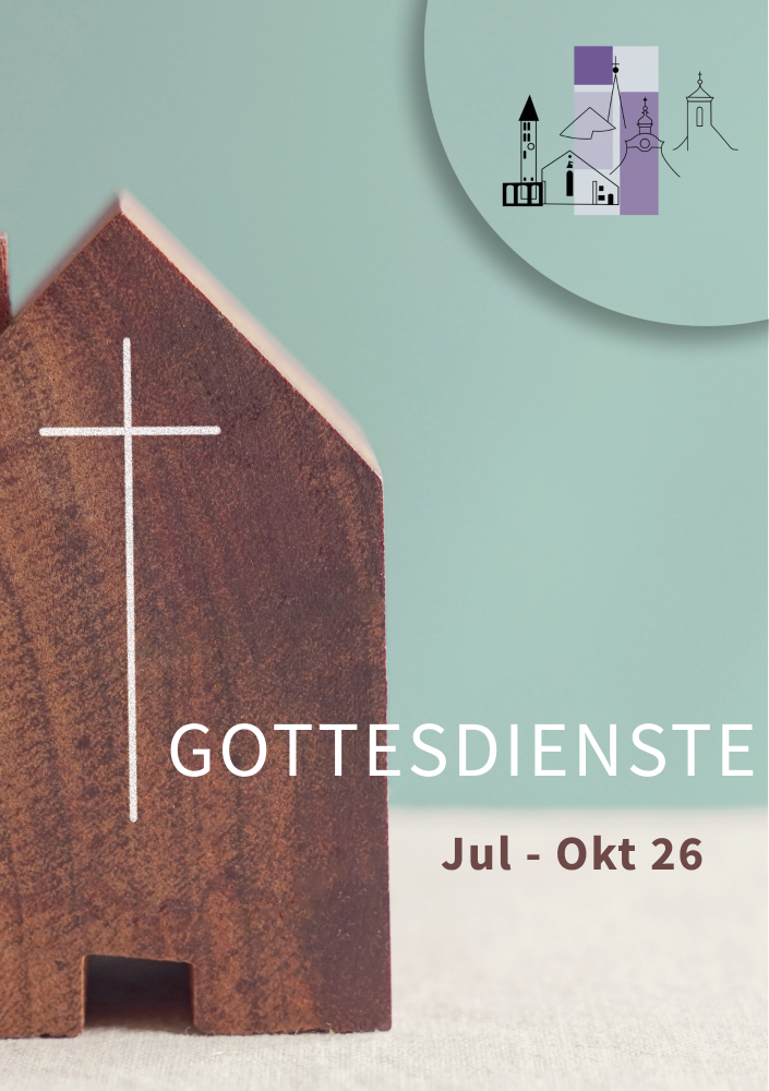 Braune Holzkirche mit weißem Kreuz