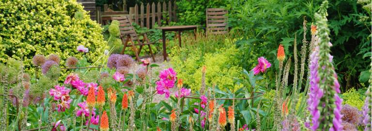 Staudengarten mit Sitzgruppe im Hintergrund