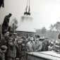 Die Glocken werden von der US-Army auf den Kirchturm gezogen