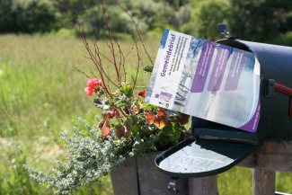 Briefkasten, aus dem der neue Gemeindebrief herausschaut