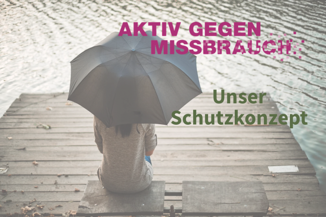 Frau mit Regenschirm sitzt an See